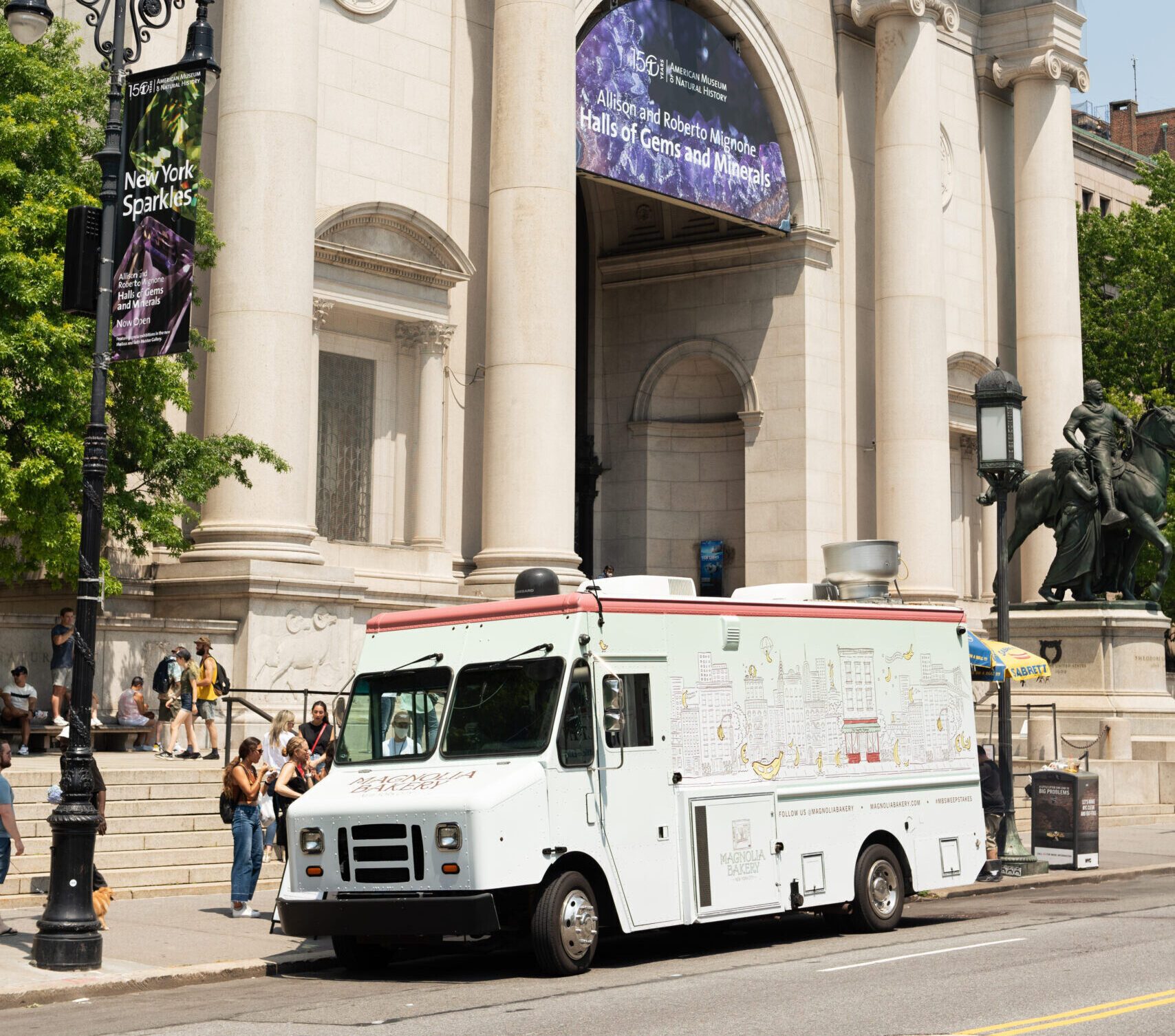 Magnolia Bakery Banana Pudding Food Truck In Front Of Natural History Museum New York City