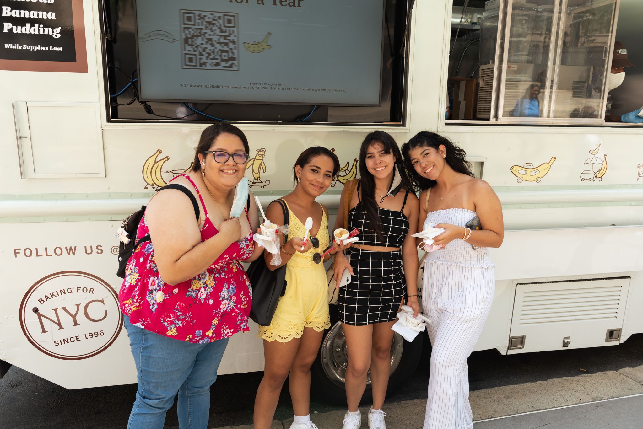 Magnolia Bakery Banana Pudding Food Truck In Front Of Natural History Museum New York City
