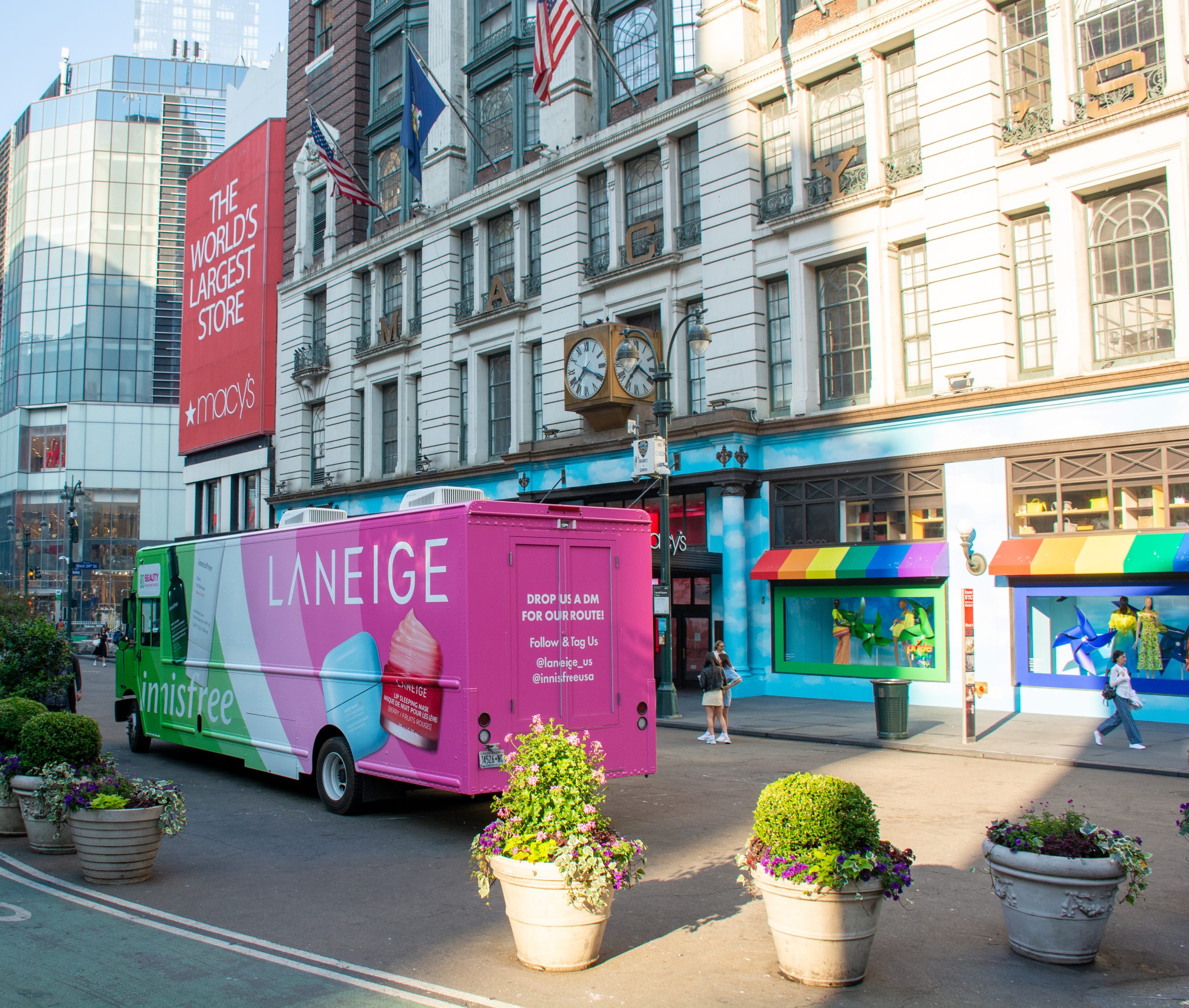 LANEIGE x innisfree Glow On-The-Go Bus Tour