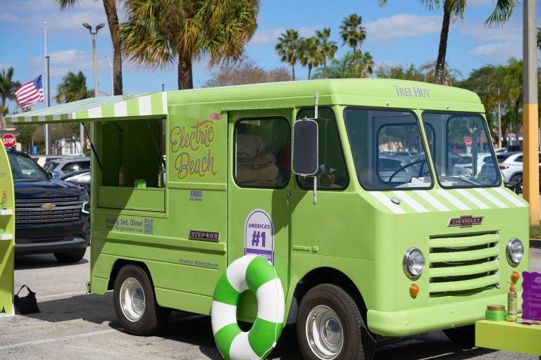 TREE HUT TRUCK 0402