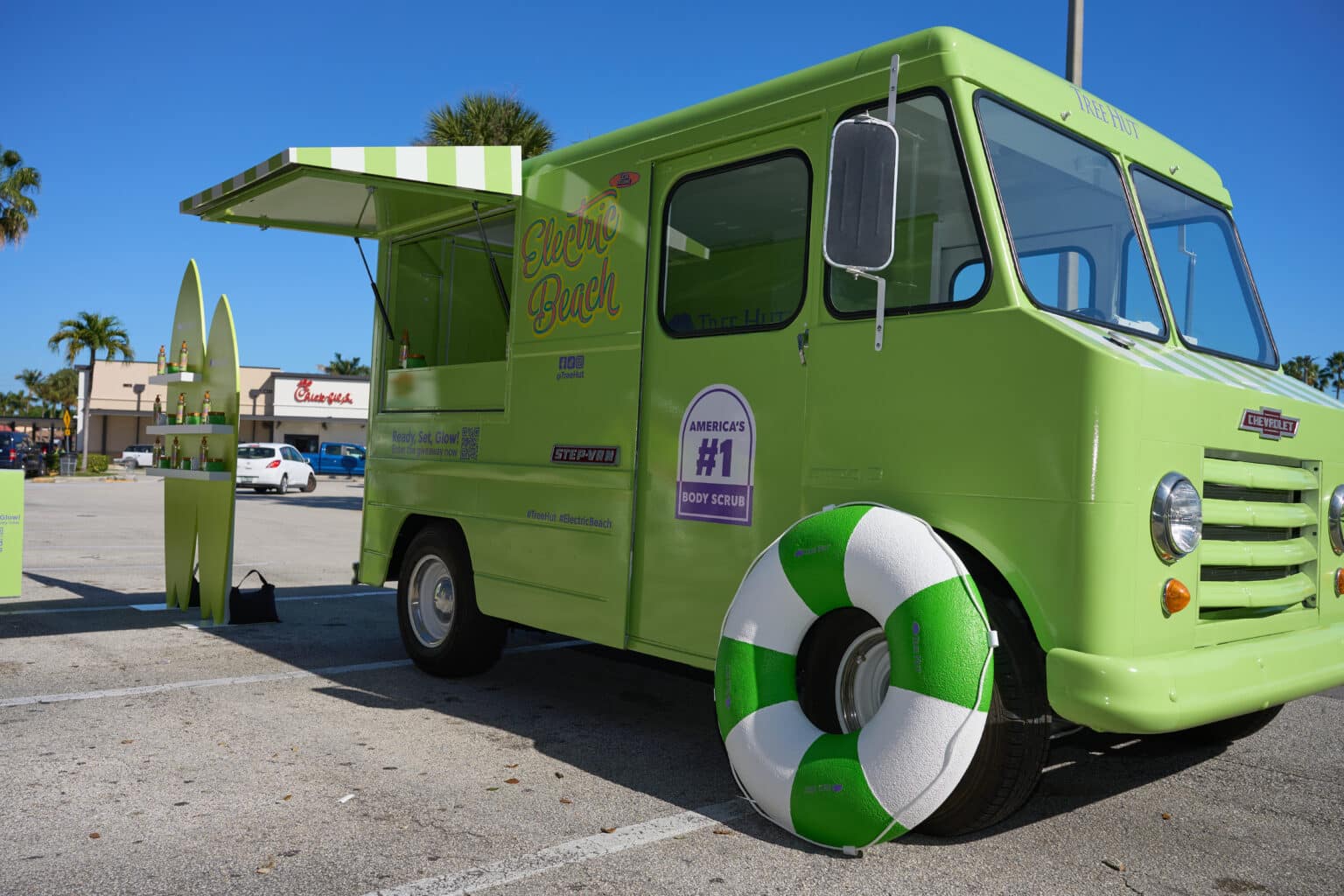 TREE_HUT_TRUCK_0431
