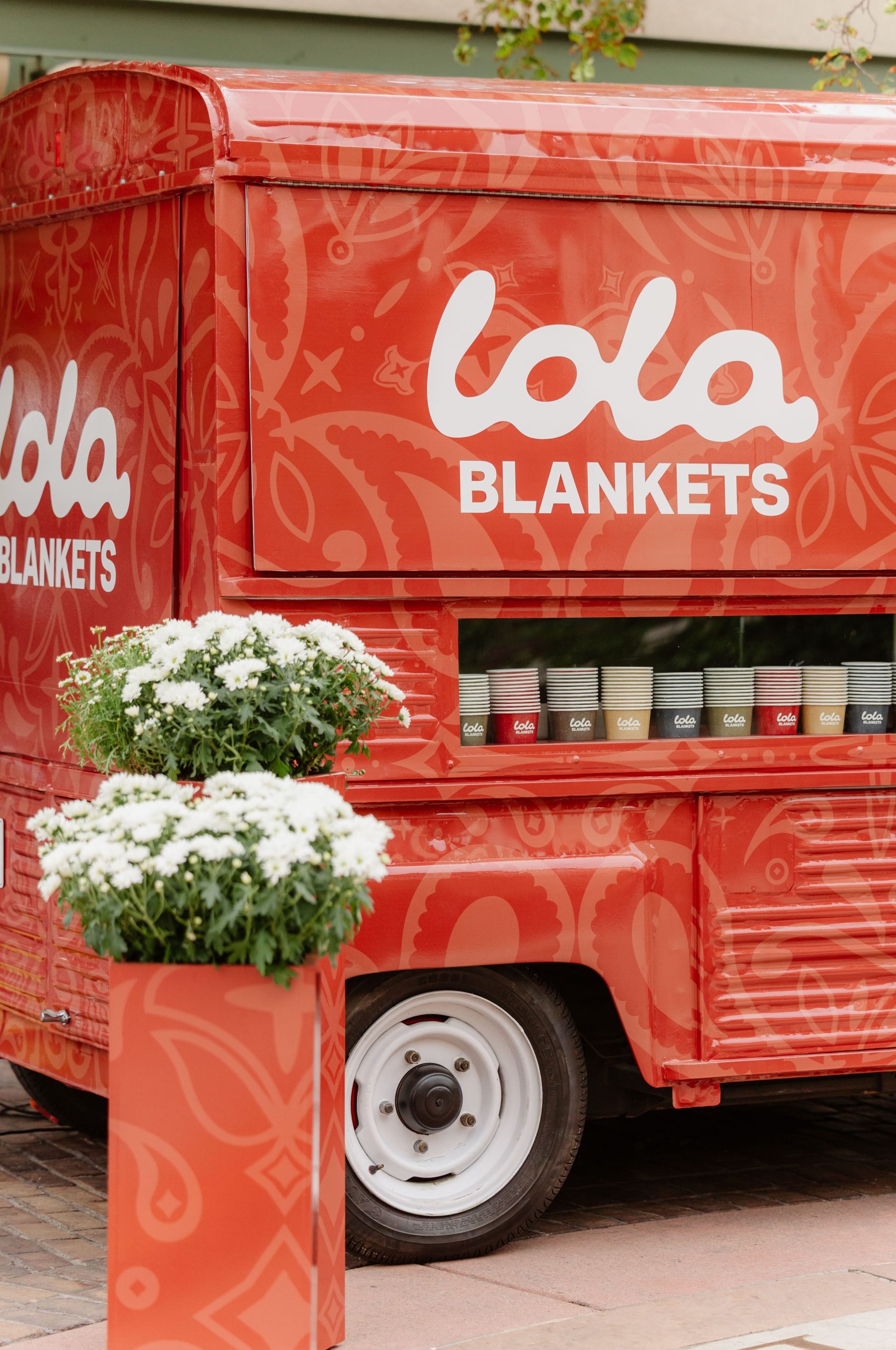 LOLA BLANKETS POP-UP EVENT - LOLA BLANKETS ASPEN - BRANDED CITROEN VEHICLE