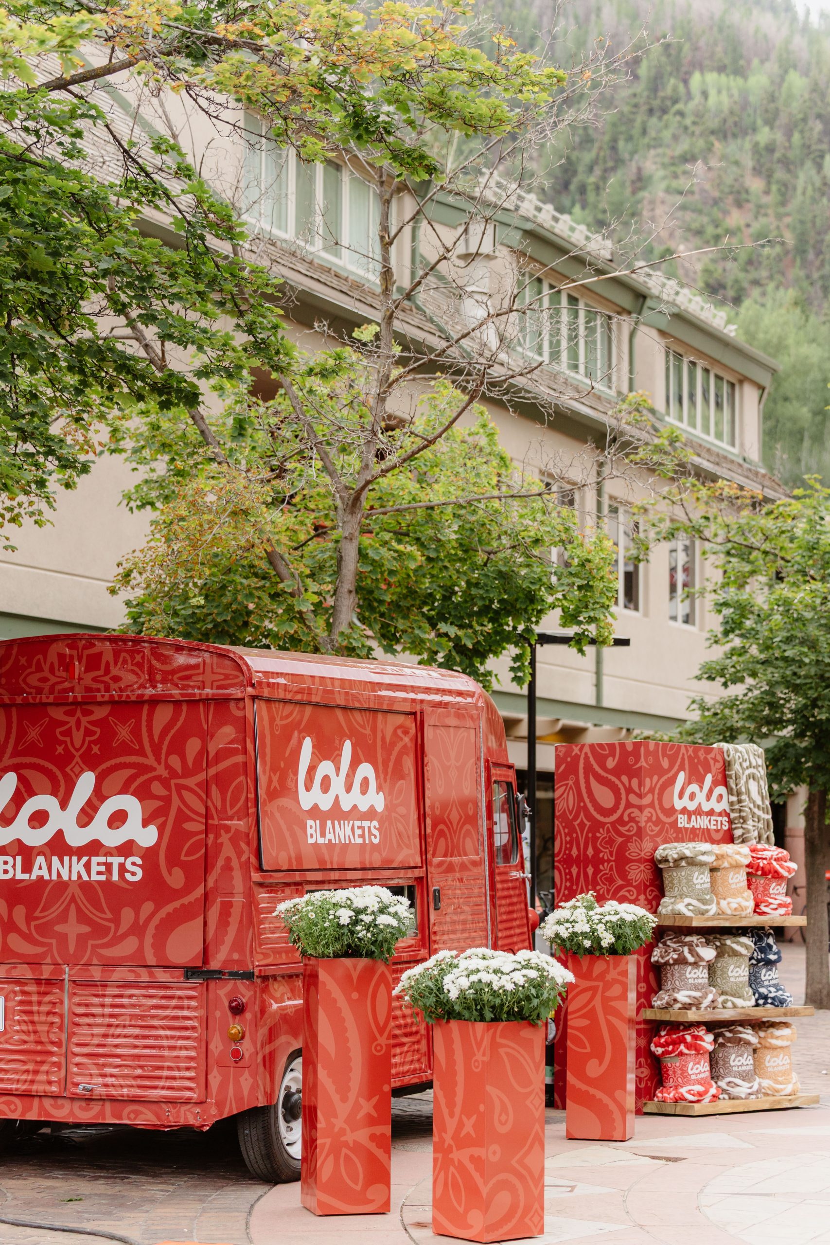 LOLA BLANKETS POP-UP EVENT - LOLA BLANKETS ASPEN - BRANDED CITROEN VEHICLE