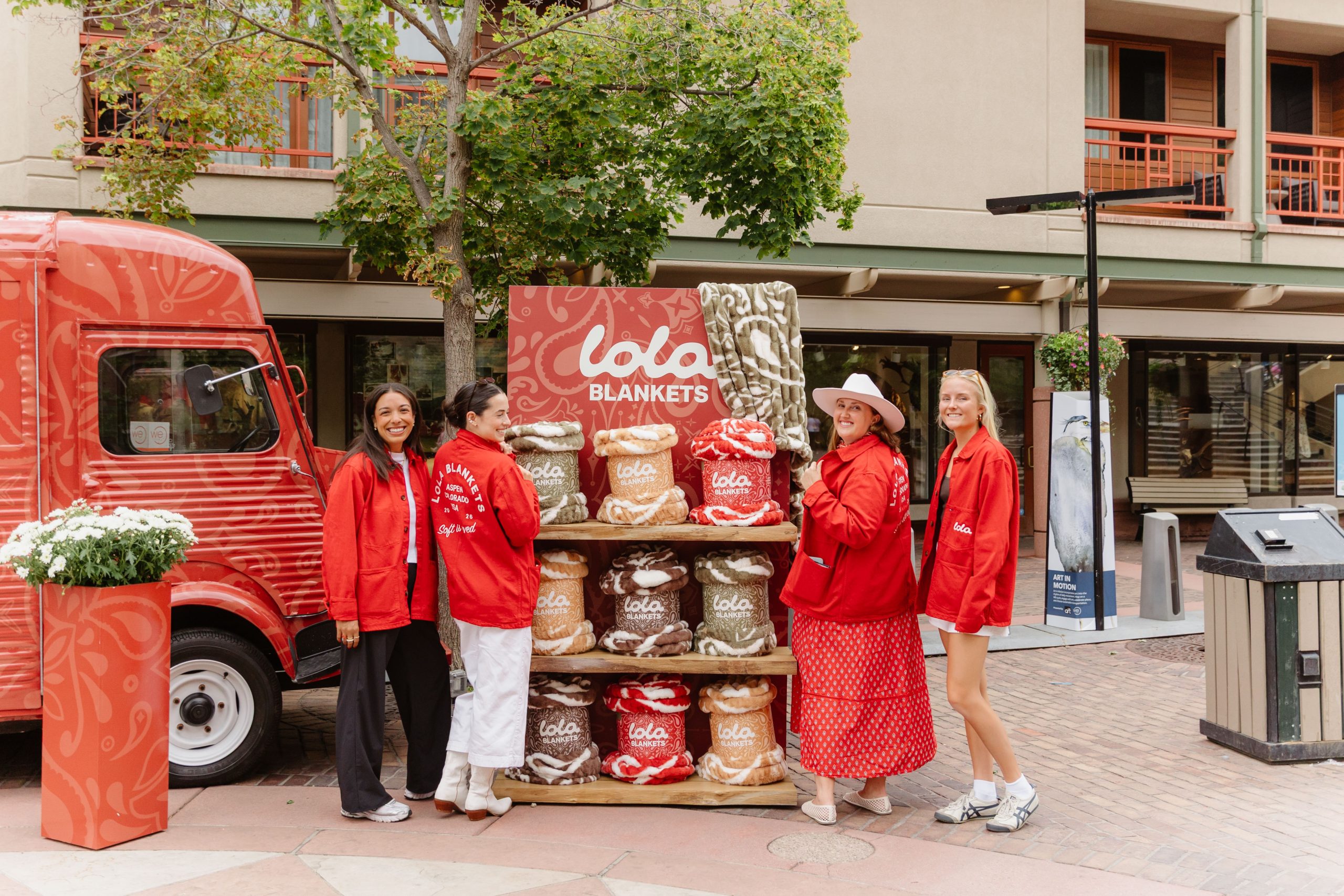 LOLA BLANKETS POP-UP EVENT - LOLA BLANKETS ASPEN - BRANDED CITROEN VEHICLE