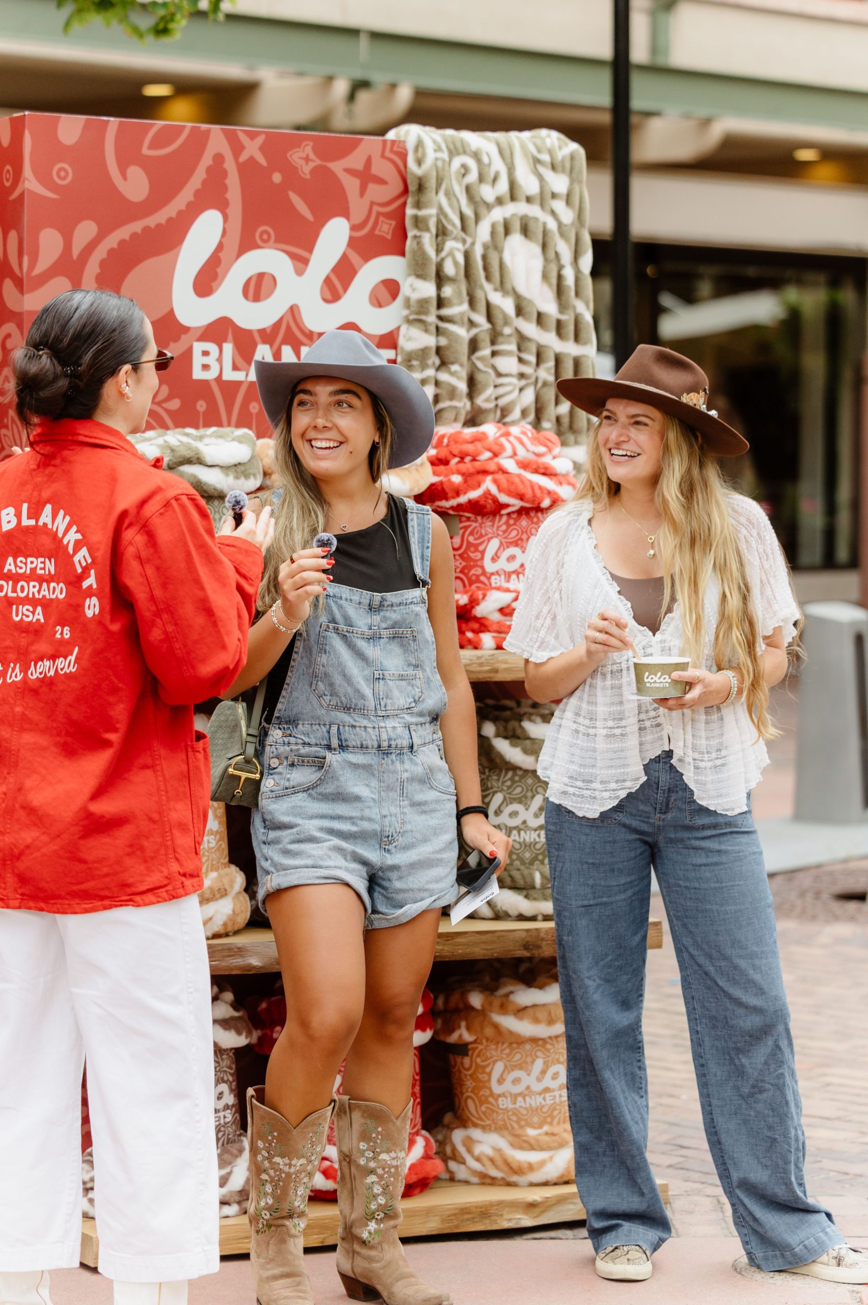 LOLA BLANKETS POP-UP EVENT - LOLA BLANKETS ASPEN - BRANDED CITROEN VEHICLE